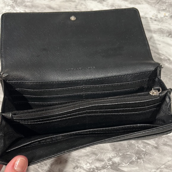 Michael Kors wallet - Picture 3 of 3